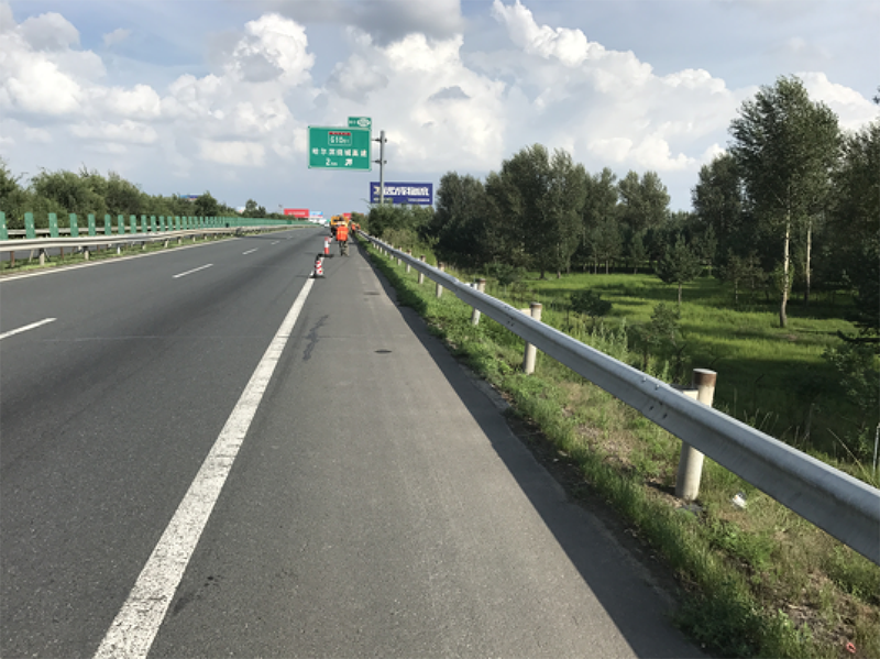 顺直,凹凸不平的现状得到了改善,使哈大高速公路路容路貌有了明显提高